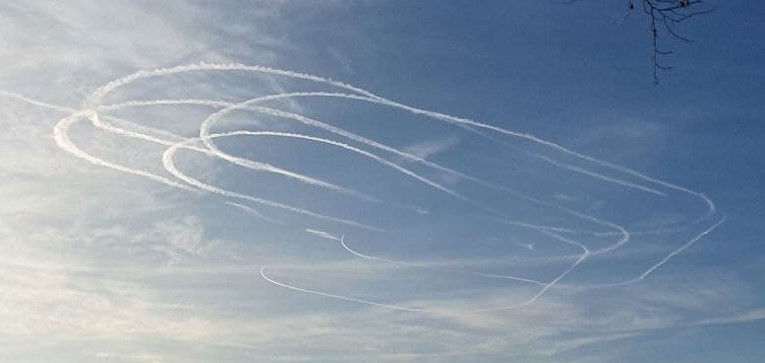 • GeoEngineering / Chemtrails / HAARP: GeoEngineering hilft uns, um Starkregen mit Hagel zu vermeiden. Wolken werden mit Silberjodid geimpft und os zum Abregnen gebracht. Was, wenn GeoEngineering unsere Stimmung über Verdunklung beeinflussen will? Was, wenn Chemikalien ausgebracht werden, die uns und der Natur schaden?